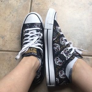 Kitty head Converse low tops, size men’s 5